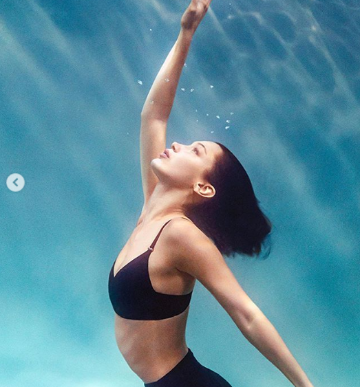 «Это рай»: супермодель Белла Хадид позировала в изящной одежде под водой (ФОТО)
