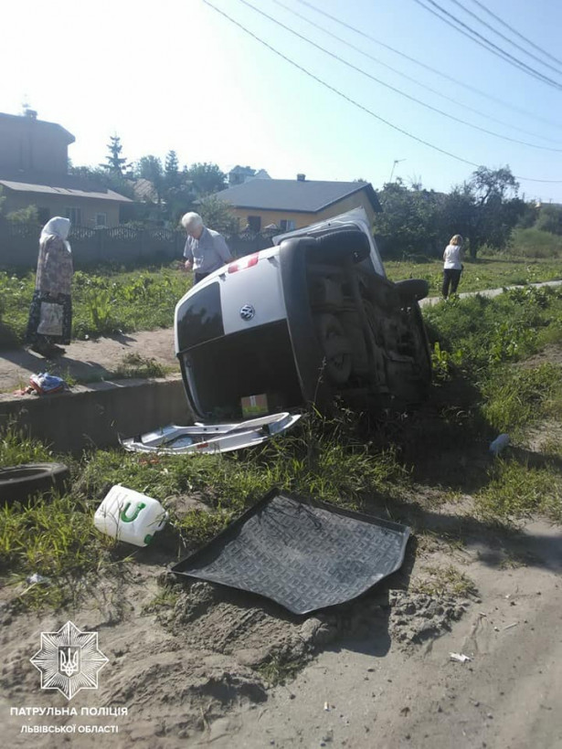 На Львовщине перевернулся автомобиль: есть пострадавшие (ФОТО)