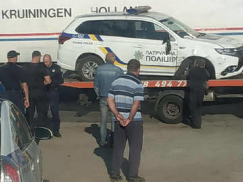 Автомобиль полиции в Харькове на большой скорости врезался в автобус (ФОТО)