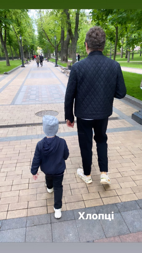 Катя Осадчая и Юрий Горбунов показали прогулку по Киеву с сыном среди цветущих каштанов (ФОТО)
