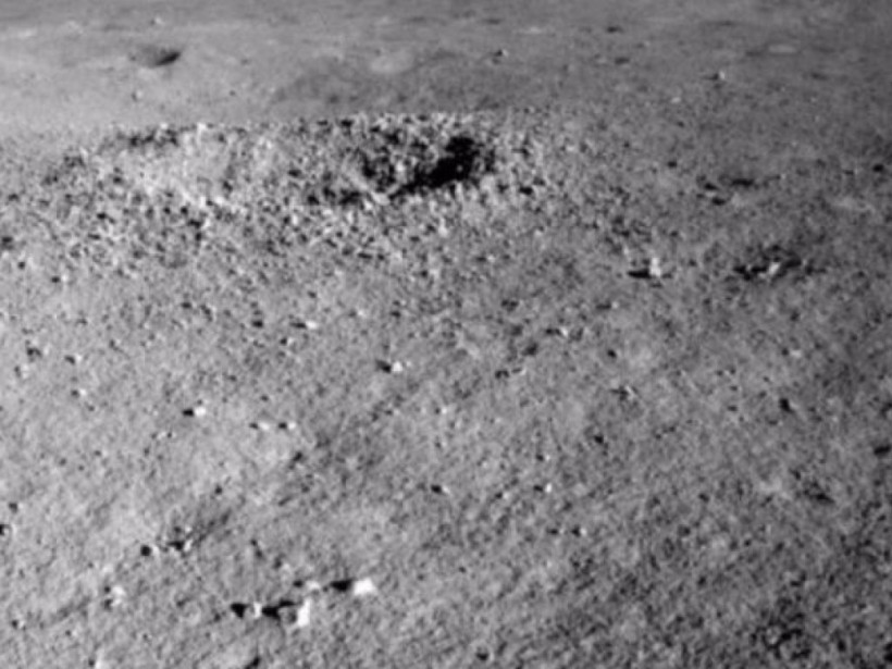 На обратной стороне Луны обнаружили неизвестное вещество