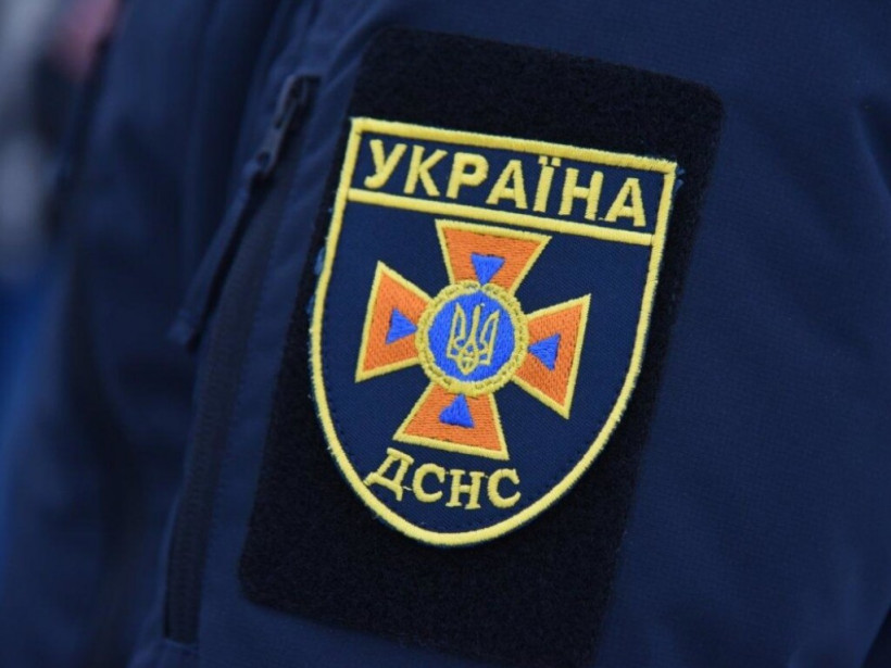 В столице на авто упало дерево: спасателям пришлось деблокировать дверь, чтобы вытащить водителя и пассажира (ФОТО)
