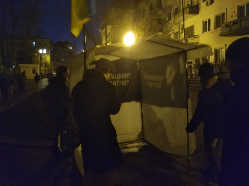 Под Офисом Президента активисты установили агитационную палатку и недостроенную сцену (ФОТО)