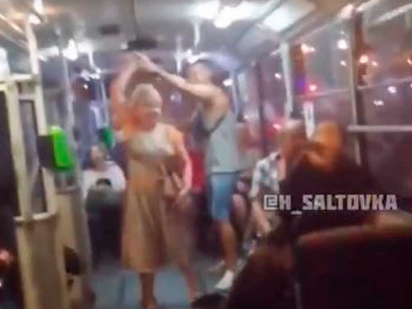 В Харькове кондуктор пустился в пляс в троллейбусе (ФОТО, ВИДЕО)
