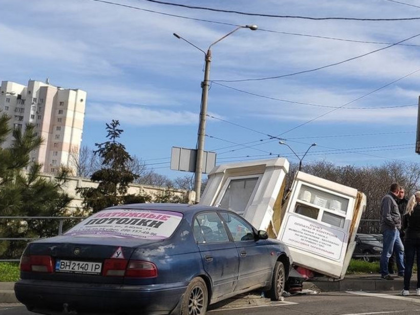 В Одессе автоледи за рулем иномарки свалила пункт контроля парковки (ФОТО)