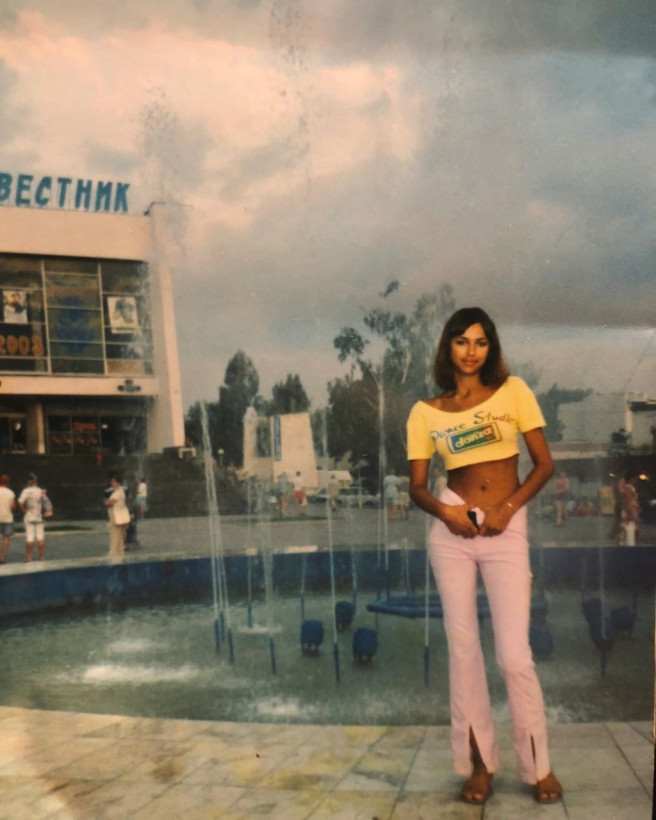 «Полностью натуральна»: 34-летняя Ирина Шейк восхитила Сеть снимком 20-летней давности (ФОТО)