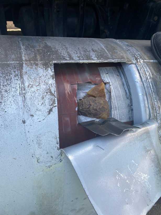 «250-литровая бочка»: на Закарпатье пограничники обнаружили заваренный в бензобак грузовика янтарь (ФОТО)