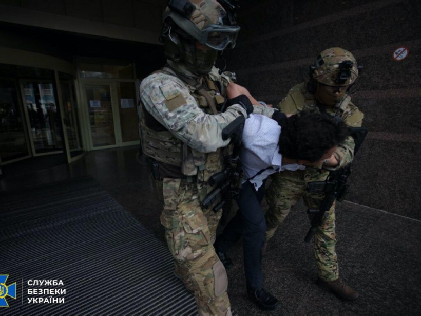 В Сети появился ролик с задержанием мужчины в бизнес-центре «Леонардо» (ФОТО, ВИДЕО) 
