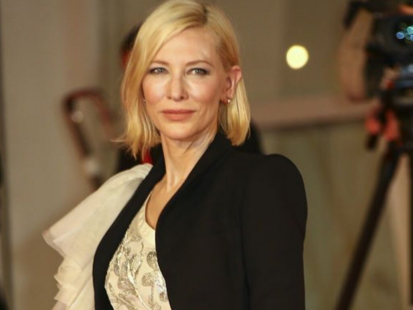 51-летняя Кей Бланшетт поразила изысканным платьем с глубоким декольте (ФОТО)