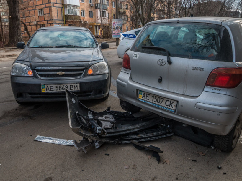 Бампер отлетел на 10 метров: В центре Днепра столкнулись Hyundai и Chevrolet (ФОТО, ВИДЕО)