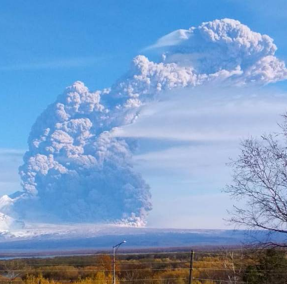 Столб пепла высотой 9 киллометров: В России  "рванул" вулкан (ФОТО, ВИДЕО) 