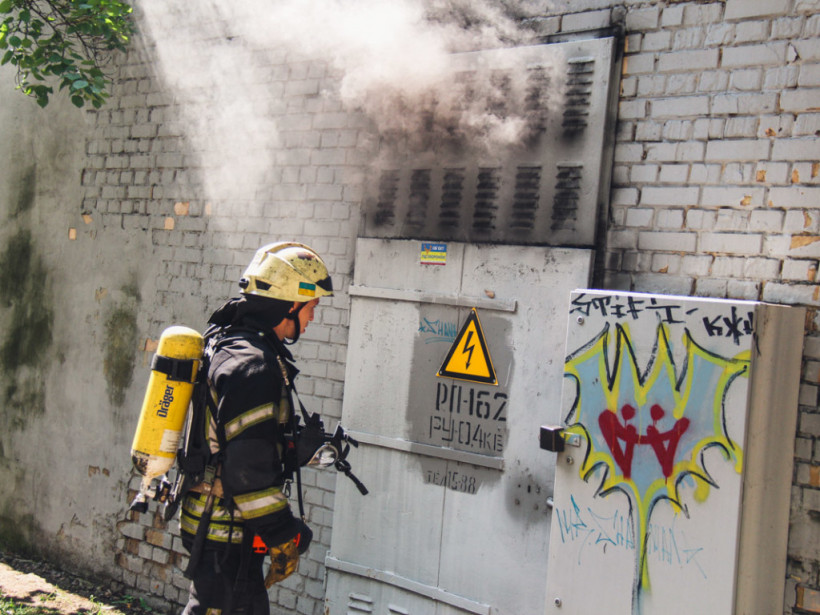 В Киеве на Оболони в домах пропал свет из-за взрыва в трансформаторной будке (ФОТО, ВИДЕО)
