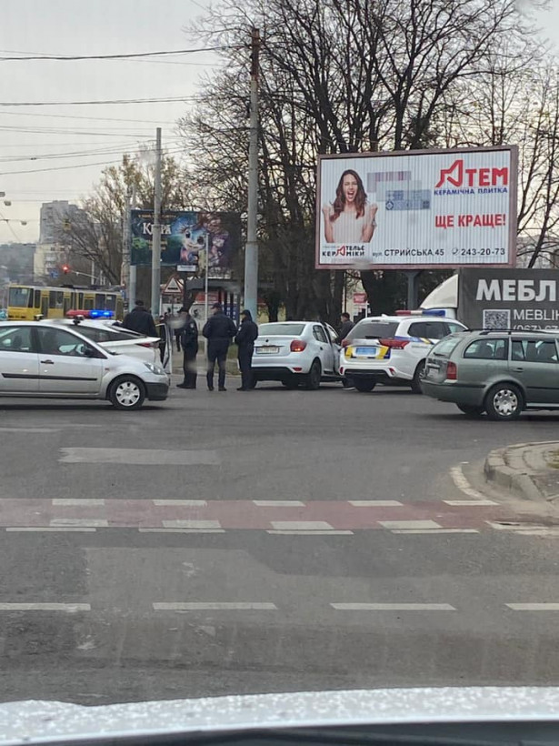 Во Львове на перекрестке карета «скорой помощи» попала в ДТП (ФОТО)