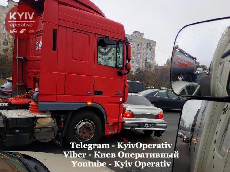 В Киеве произошло массовое ДТП: движение парализовано (ФОТО)