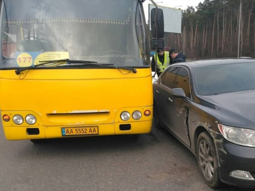 В Киеве возле метро маршрутка влетела в Lexus (ФОТО)