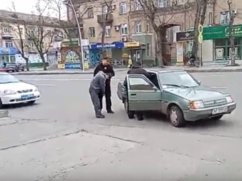 Не стоял на ногах: в Мелитополе патрульные задержали мертвецки пьяного водителя (ФОТО, ВИДЕО) Не стоял на ногах: в Мелитополе патрульные задержали мертвецки пьяного водителя (ФОТО, ВИДЕО)
