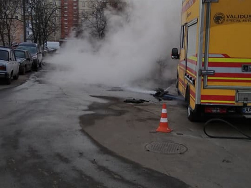 Снова коммунальная авария: на Виноградаре в Киеве прорвало трубу с кипятком (ФОТО)