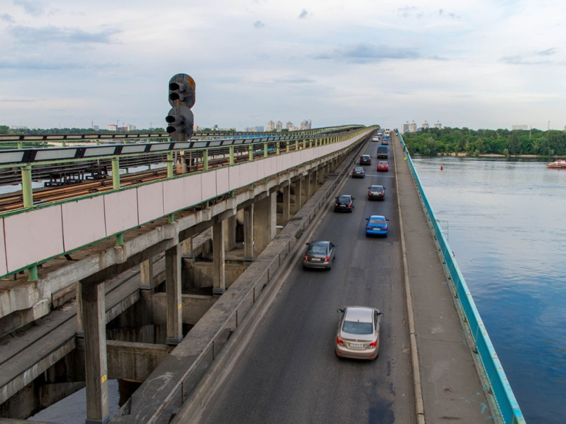 Под столичным мостом Метро водолазы вытащили из воды тело мужчины