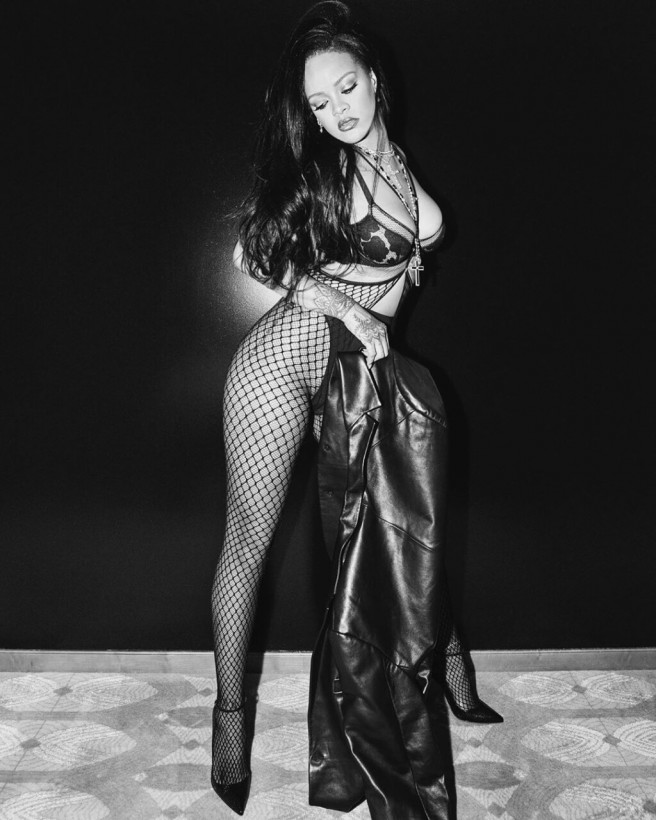 Певица Рианна заметно похудела: свою фигуру она показала в модной фотосессии