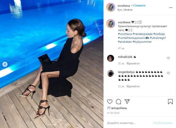 «Украинская Джоли» показала изгибы тела у бассейна (ФОТО)
