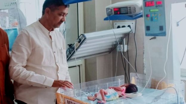 В Индии недоношенную девочку мать заживо закопала в кувшине: ребенок выжил (ФОТО)