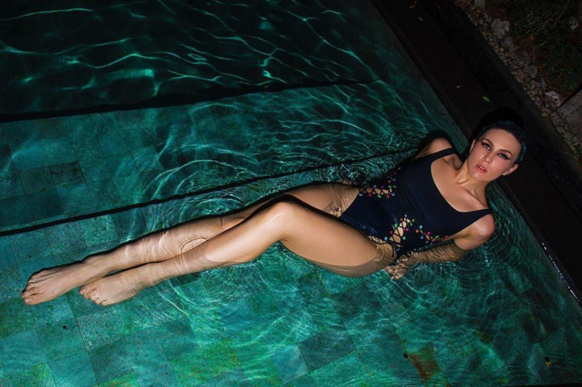 Певица MARUV с новым макияжем позировала в воде (ФОТО)