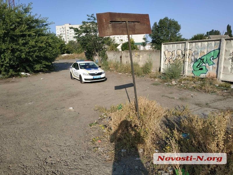На пустыре в Николаеве обнаружили труп мужчины со следами крови (ФОТО)