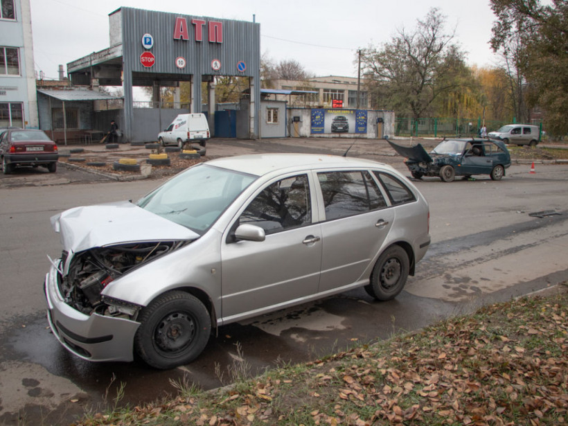 В Днепре столкнулись Skoda и «Таврия»: водителя увезла скорая (ФОТО, ВИДЕО)