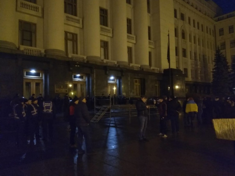 Под Офисом Президента активисты установили агитационную палатку и недостроенную сцену (ФОТО)