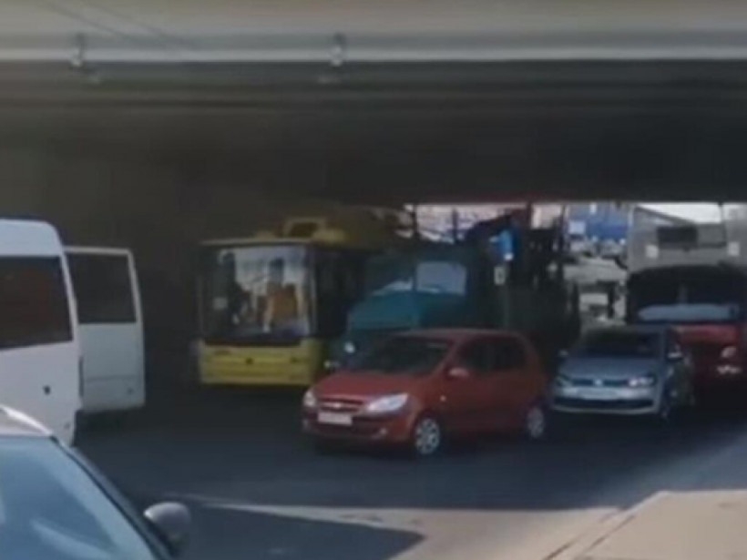В Киеве из-за мелкого ДТП в Святошинском районе парализовано движение (ФОТО, ВИДЕО)