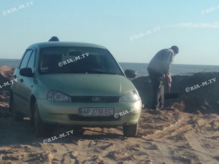 С берегов Азовского моря люди грузовиками вывозят песок (ФОТО) 
