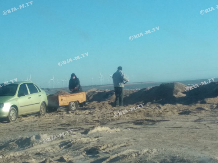 С берегов Азовского моря люди грузовиками вывозят песок (ФОТО) 
