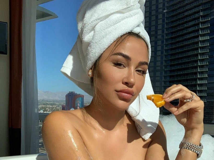 Известная модель показала свое фото из ванной с персиком и восхитила Сеть