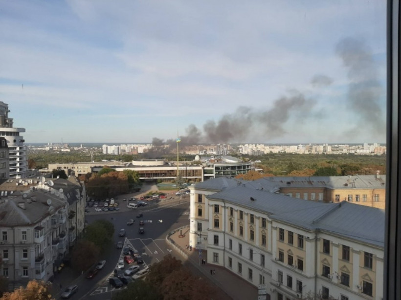 В Киеве в Гидропарке горит клуб: Дым видно с Подола (ФОТО)
