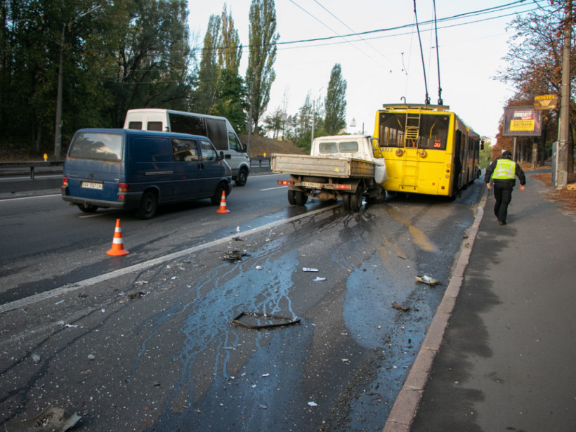 В Киеве произошло ДТП с троллейбусом: в общественный транспорт с пассажирами врезалась «Газель» (ФОТО)