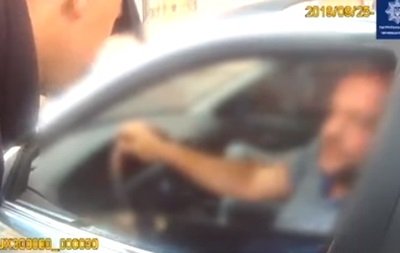 В Черновцах водитель BMW после нарушения ПДД выпил пиво на глазах у полицейских (ФОТО, ВИДЕО)