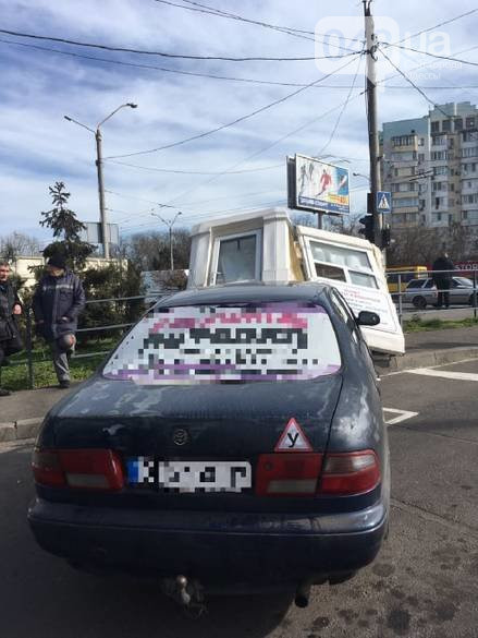 В Одессе автоледи за рулем иномарки свалила пункт контроля парковки (ФОТО)