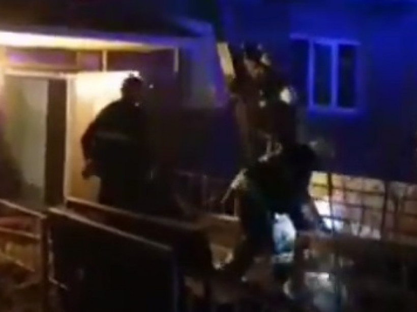 Под Киевом пожилая женщина намерено подожгла квартиру (ВИДЕО)