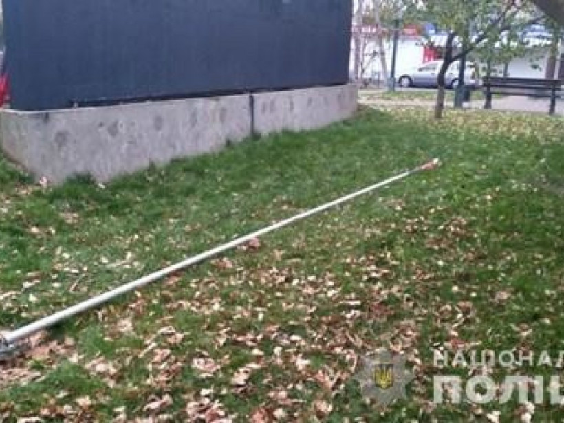 Вёл себя неадекватно: Под Киевом в Вишневом россиянин повредил флагшток с черно-красным флагом (ФОТО)