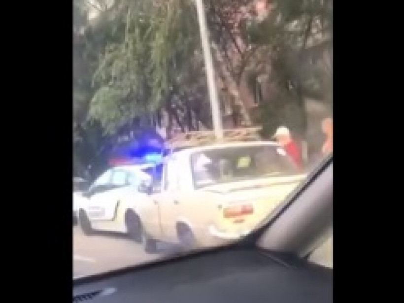 В Голосеево в Киеве пенсионер на ВАЗ у райотдела врезался в патрульное авто (ВИДЕО)
