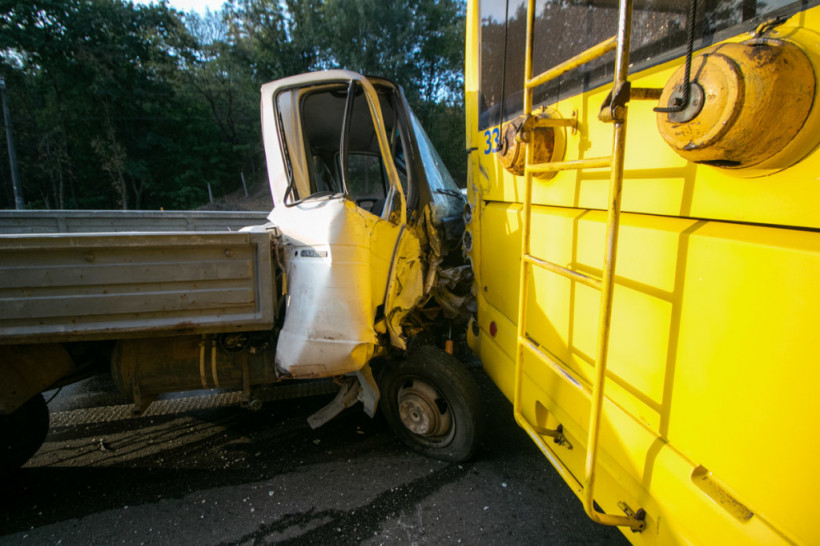 В Киеве произошло ДТП с троллейбусом: в общественный транспорт с пассажирами врезалась «Газель» (ФОТО)