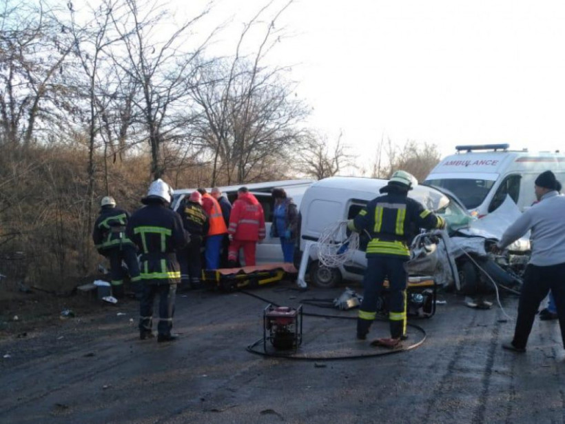 При столкновении Renault и Mitsubishi под Одессой один человек погиб и двое детей получили травмы (ФОТО)
