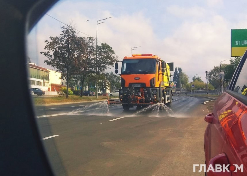 В Киеве коммунальщики возобновили обработку тротуаров дезинфицирующими средствами (ФОТО)