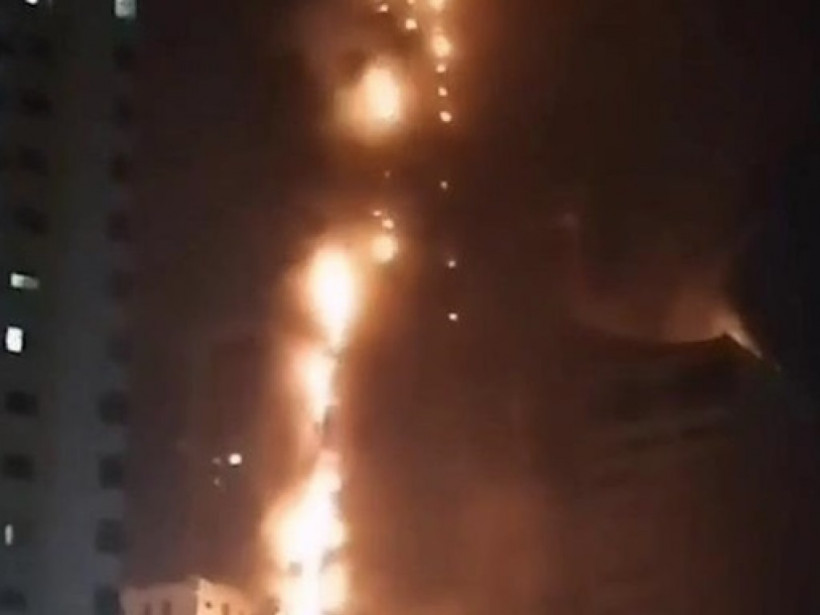  Адское пламя: В ОАЭ небоскреб оказался в объятьях огня (ВИДЕО)   