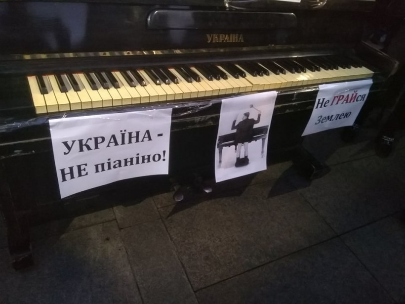 Зеленскому припомнили скандальный номер в «Квартале»: Националисты принесли к ОП пианино (ФОТО)