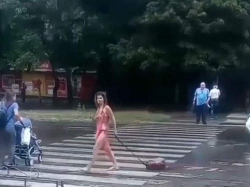 В Запорожье полуголая девушка приставала к мужчинам на улице (ВИДЕО)