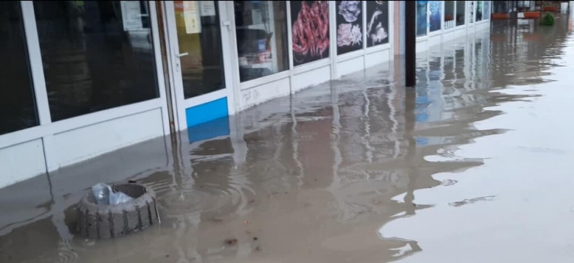 Несколько районов Киева затопило после дождя: горожане опубликовали впечатляющие фото и видео