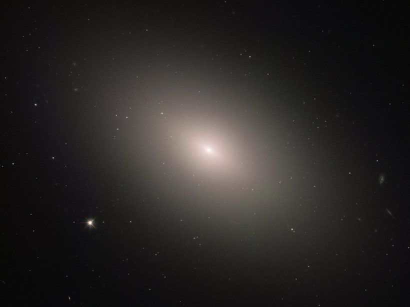 На телескоп Hubble засняли эллиптическую галактику из созвездия Девы (ФОТО)