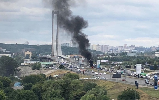 На Южном мосту в Киеве сгорел автомобиль (ФОТО)