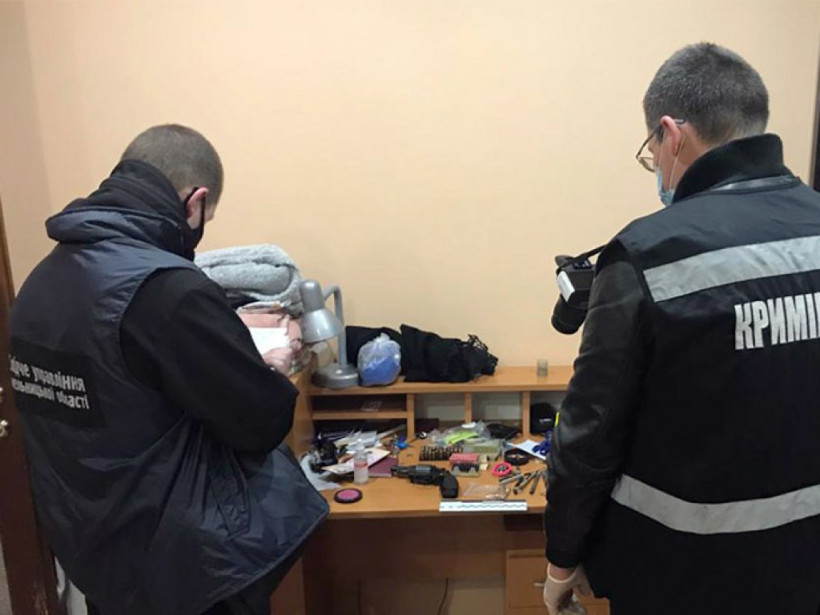 Угрожал убить семью: В Хмельницком пьяный мужчина обстрелял полицейских (ФОТО)